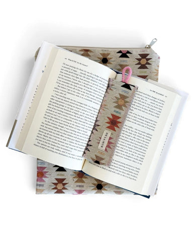 Buchcover mit Lesezeichen ROYAL