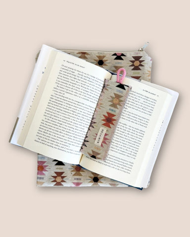 Buchcover mit Lesezeichen ROYAL